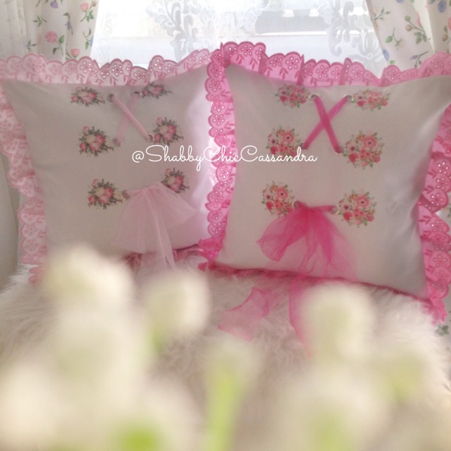 Sarung Bantal Shabby Fleur
