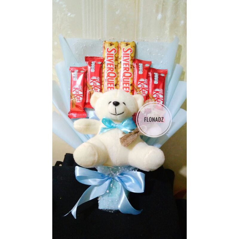 

BUKET COKELAT BONEKA BUKET SNACK / BUKET SILVERQUEEN KADO WISUDA / KADO ULTAH / KADO ANNIVERSARY