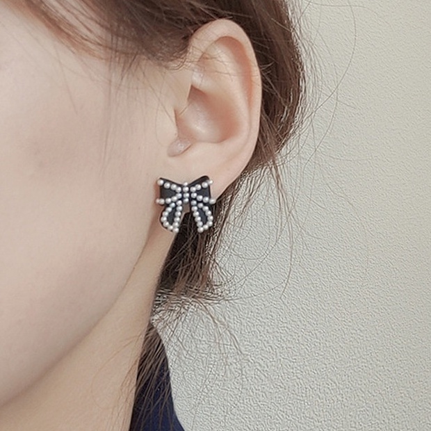 Anting Klip Tanpa Tindik Desain Pita Geometri Hias Mutiara Imitasi Warna Hitam Putih Untuk Wanita