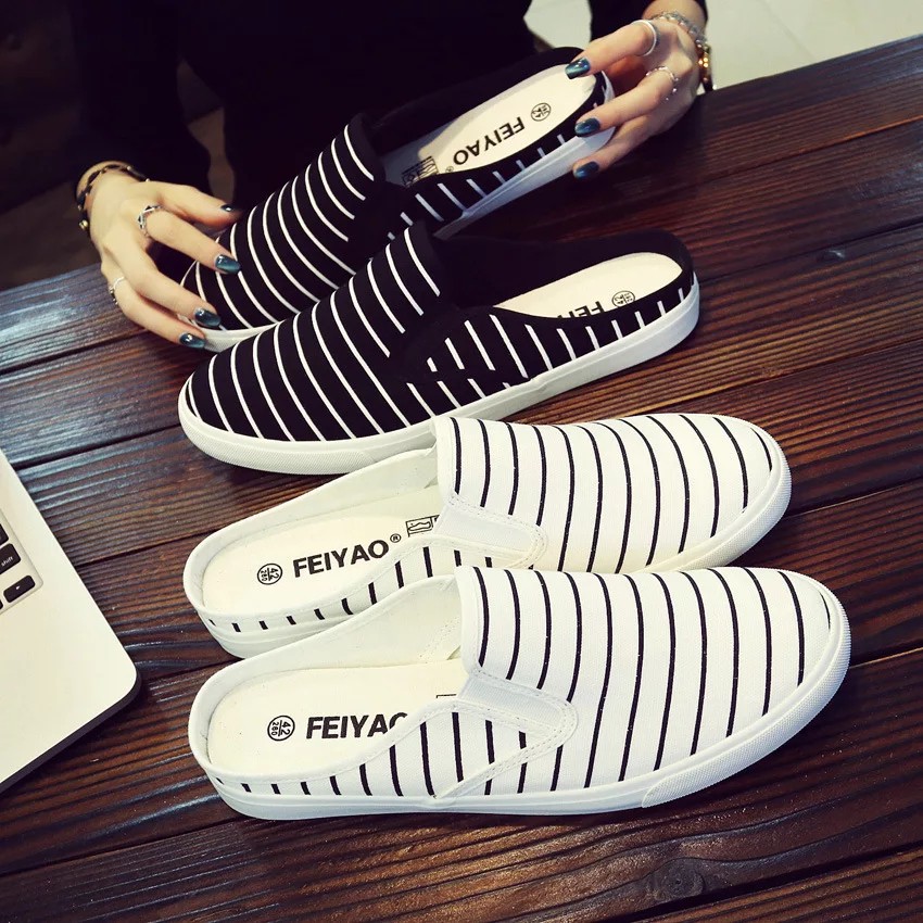 REFFI SEPATU WANITA SLIP ON SALUR ART WARNA HITAM DAN PUTIH