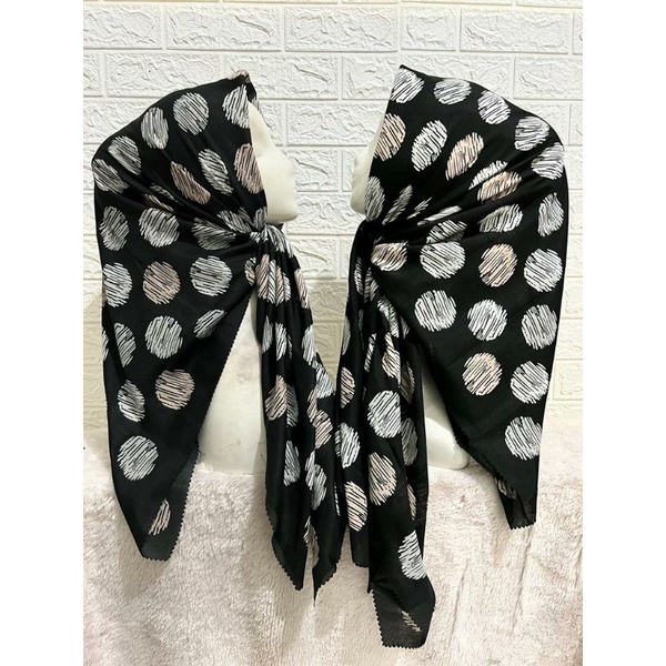 hijab voal segiempat motif polkadot