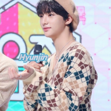 Hyunjin  sweater bts  korean idol outfit