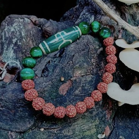 Gelang Batu Dzi Tibet Dengan Batu Green Tiger Eye Dan Batu Rudraksa