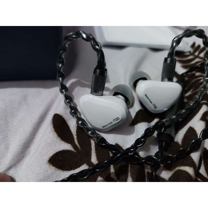 ibasso IT00. IEM. Headphone. Headset. Earphone