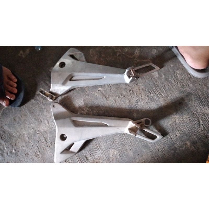 dudukan footstep belakang supra x125 lama