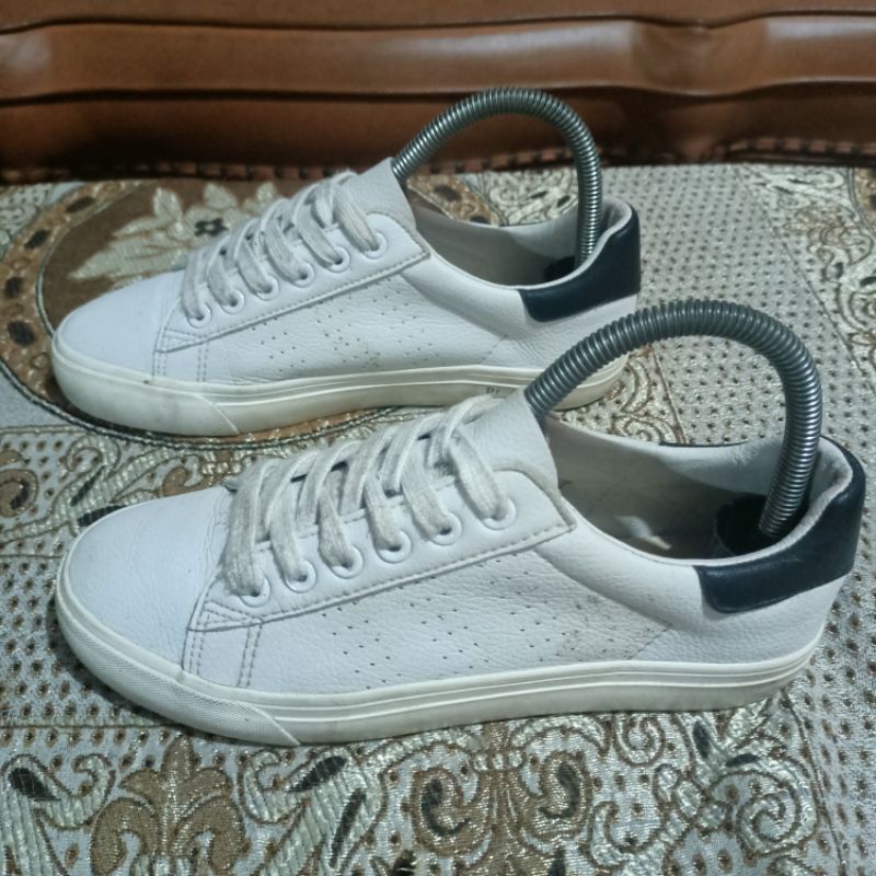 sepatu second import. sepatu bekas preloved size 37