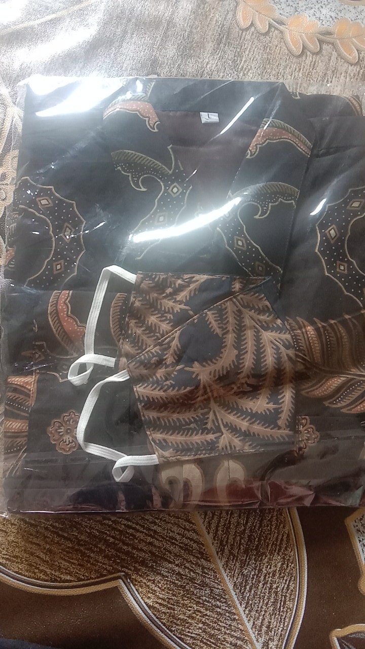 Kemeja Batik Pria Lengan Panjang Lapis Furing Hitam Merah Hijau Krisna