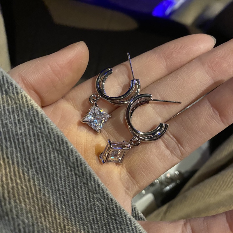 Anting Tusuk Gantung Bahan Metal Hias Zircon Gaya Retrotrendy Untuk Wanita