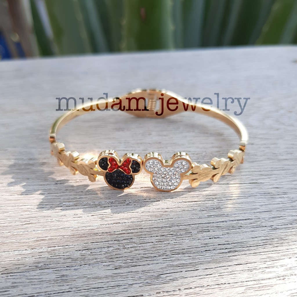 Gelang Bangle Titanium mickey dan Minnie Dengan Taburan Kristal Artifisial