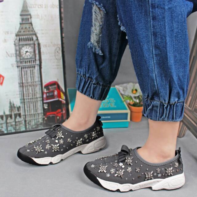 Sepatu Dior Fusion Crystal Embellished Sneaker M350 /  9829
Quality