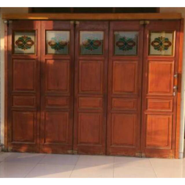 Pintu garasi rumah/mobil