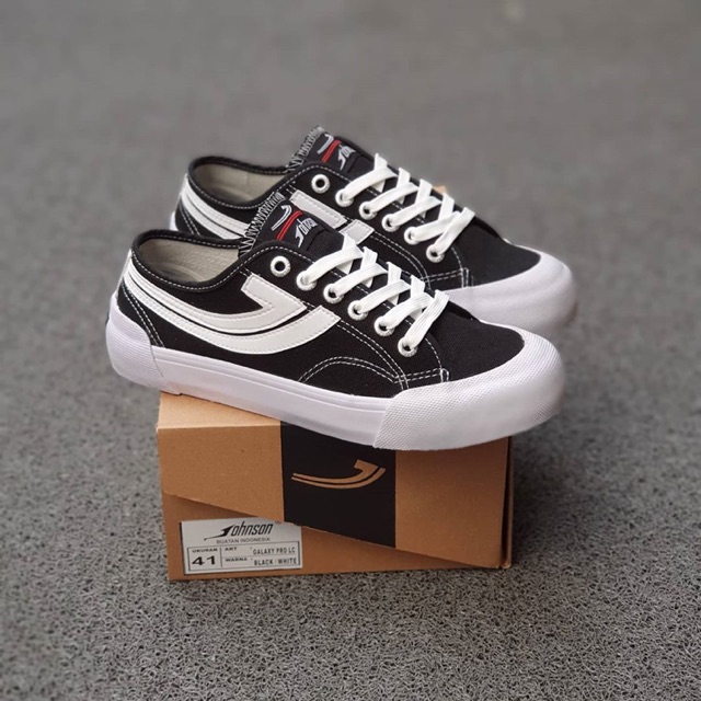 SEPATU JOHNSON GALAXY PRO LOW CUT