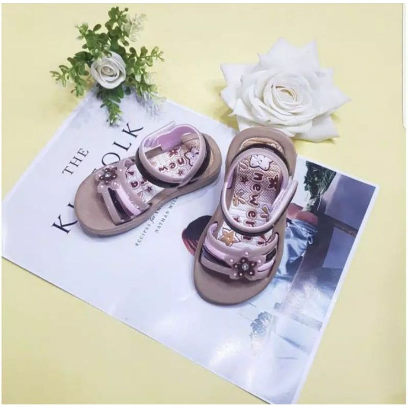 ( BB / KC CNC 2005 ) Sepatu NEW ERA Anak Perempuan