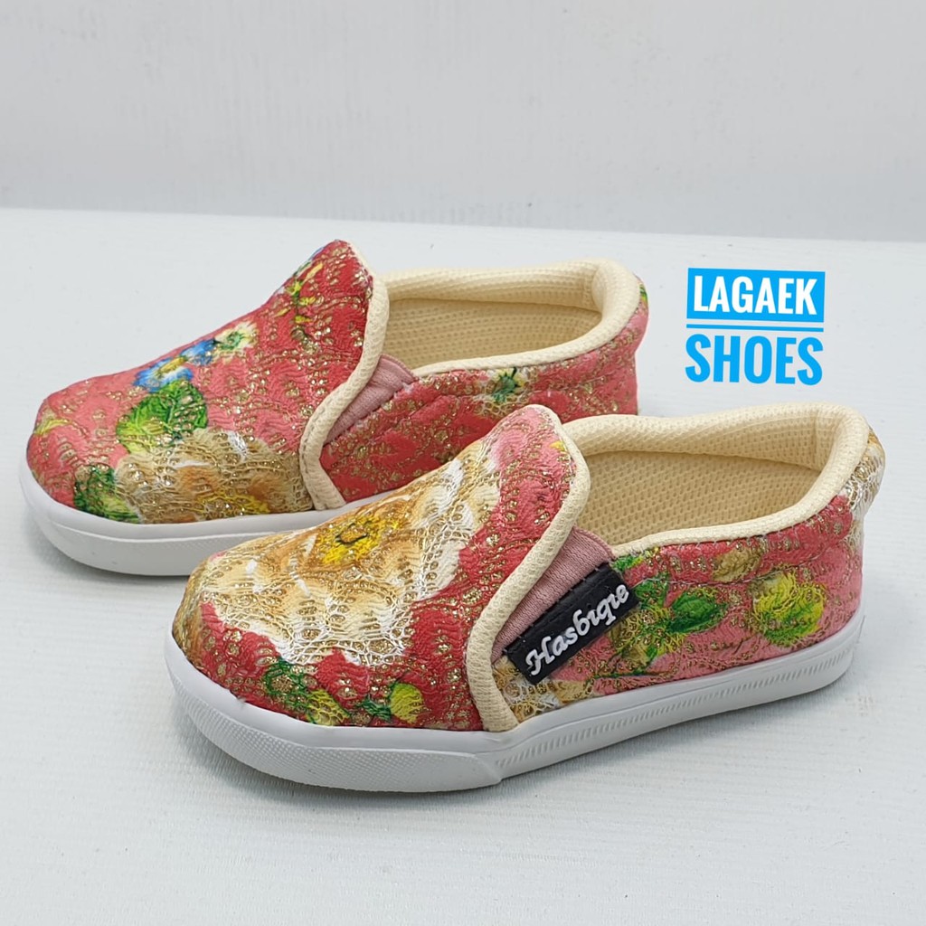 Sepatu Anak Perempuan Usia 3 4 Tahun Size 28 - 30  Slip On Bordir Bunga KREM - Sepatu Anak SALE