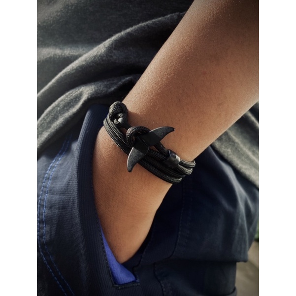 Gelang Pria Hitam Polos Tali Paracord Pengait Liontin Hook Ekor Paus Besi Whale Tail Charm Adjustable