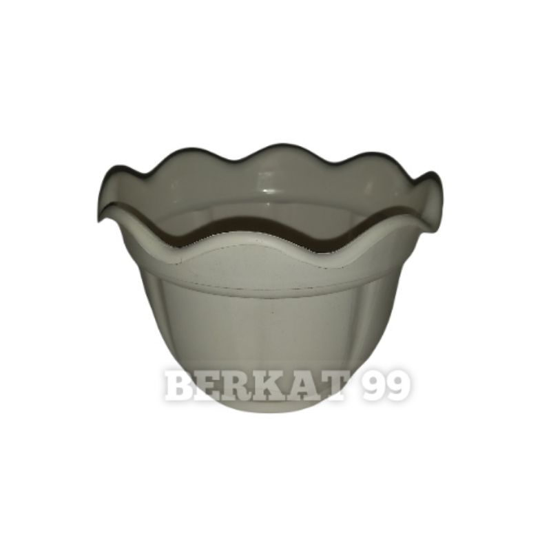 POT BUNGA / TANAMAN PUTIH KECIL