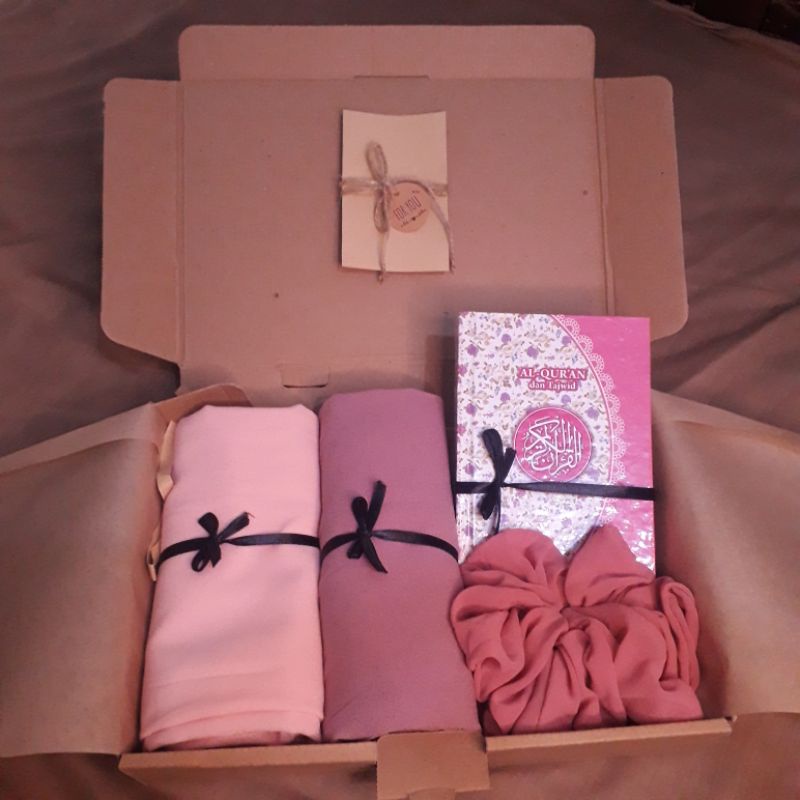 Hampers / Gift Box / Kado Ulang Tahun Hijab Pashmina Ceruty Babydoll Al Qur'an Kado Wisuda / Kado Muslimah / Kado Ultah hijab