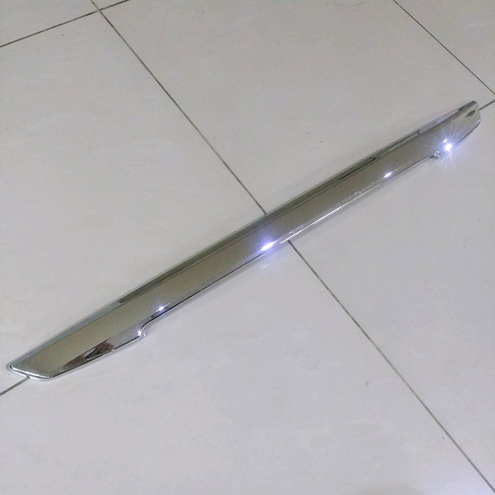 list lis trundlite pintu bagasi belakang toyota Innova Inova new 2010 2011 chrome CROME tempel