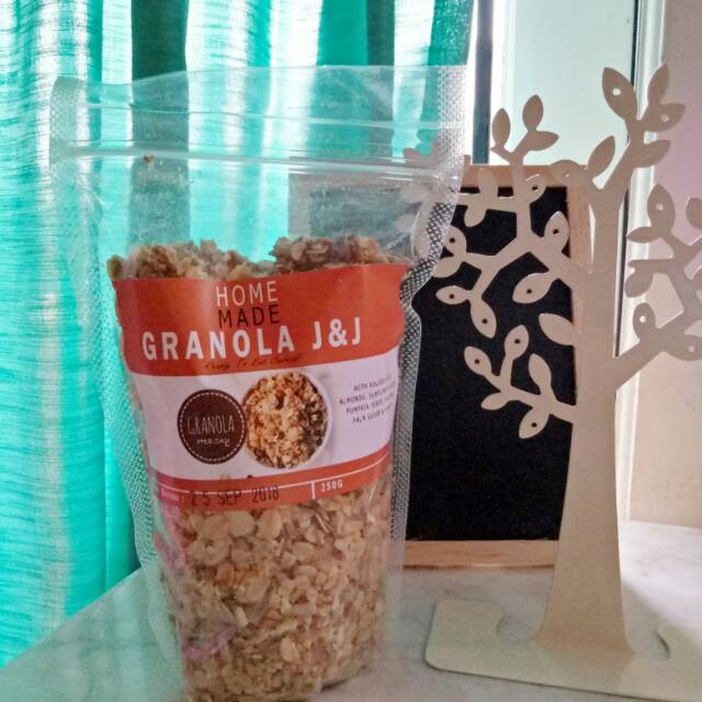 

HOME MADE GRANOLA