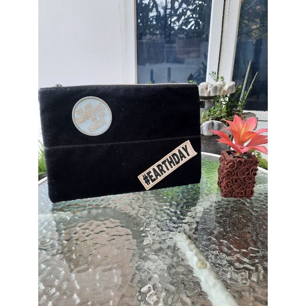 Preloved  Second Bekas Clutch Pouch Dompet Innisfree