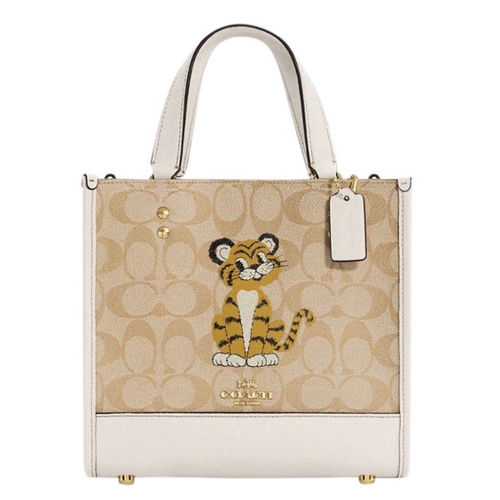 Coach Field Tote 22 In Signature Canvas With Tiger (C7001)