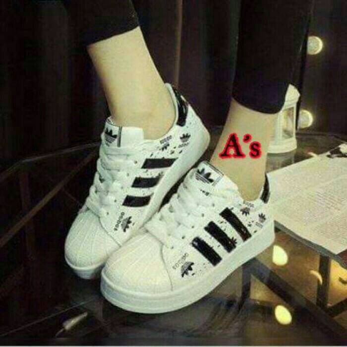 SEPATU SNEAKER ADIDAS CEWEK WANITA PUTIH HITAM BERCAK OLAHRAGA KULIAH SEKOLAH JOGGING KOREA MURAH
