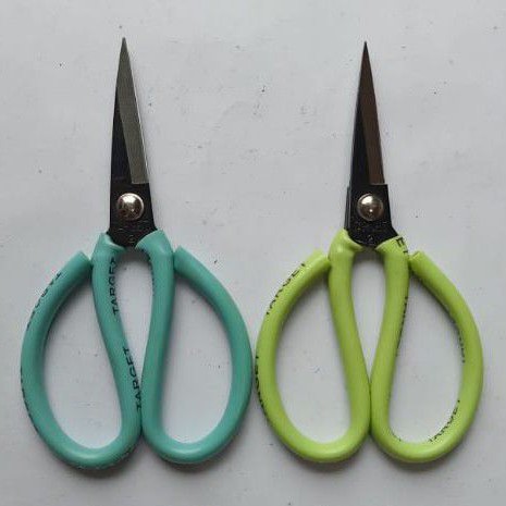 

GUNTING KULIT KODOK / GUNTING KERTAS PLASTIK / GUNTING SERBAGUNA/GUNTING KODOK KAIN KERTAS PLASTIK/ GUNTING SERBAGUNA MULITUNGSI BERKUALITAS//GUNTING KERTAS SENG