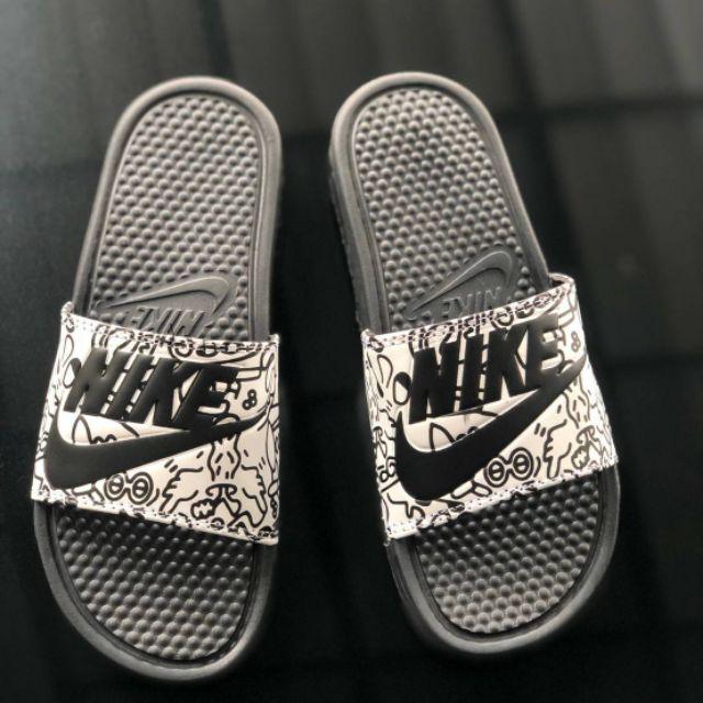 Sandal Nike FLIP FLOP Benassi Grade Ori Vietnam, Sandal Slop PriaNike Benassi, Nike bennasi Slides.-Hitam-putih motif