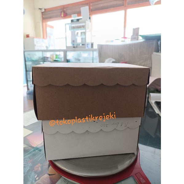 

Dus/kotak kue R3, dus kue/jajan isi 3 dengan ukuran kue standard