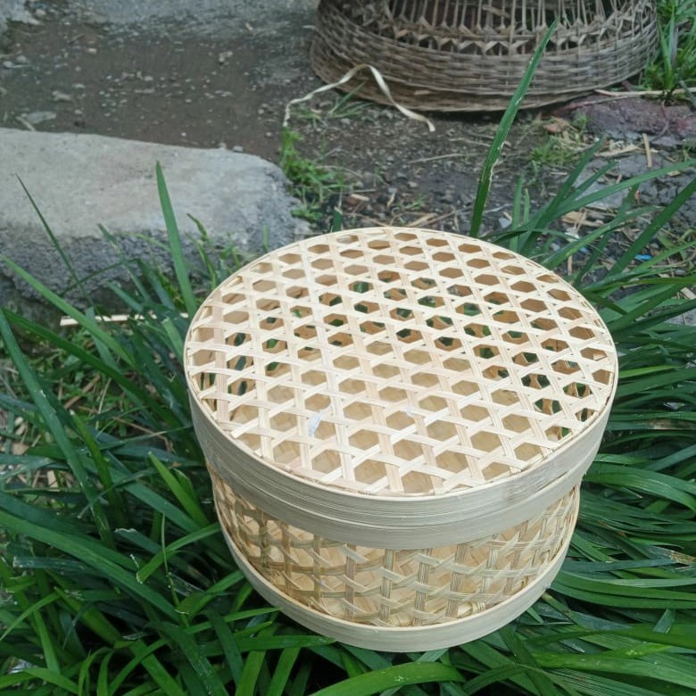 

Hampers Bambu Bulat Motopuru D20 T12 sebagai Hampers Bambu yang unik / Hampers Motopuru / Hampers Unik Bambu