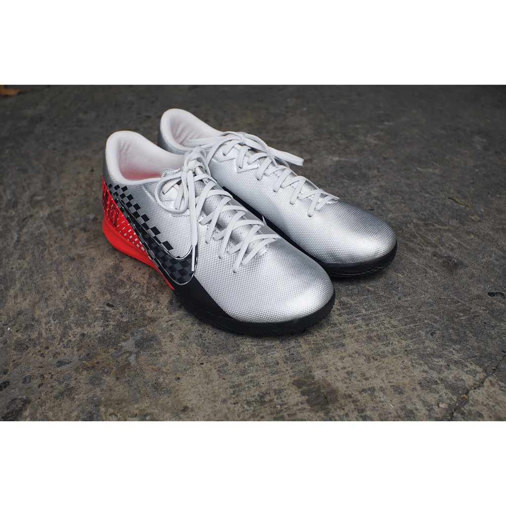 Sepatu Futsal Nike Vapor 13 Academy Neymar IC Chrome/Black/Red Orbit/Platinum Original