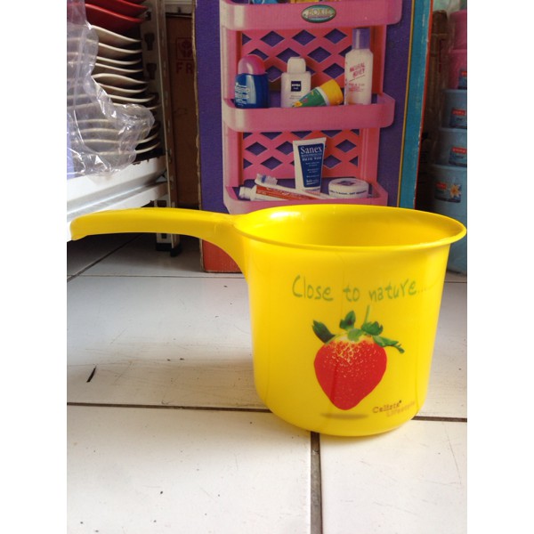 Gayung Motif Buah Merk Calista Dimensi : ' 14 x H 13 cm x Panjang (Termasuk Gagang) 26cm