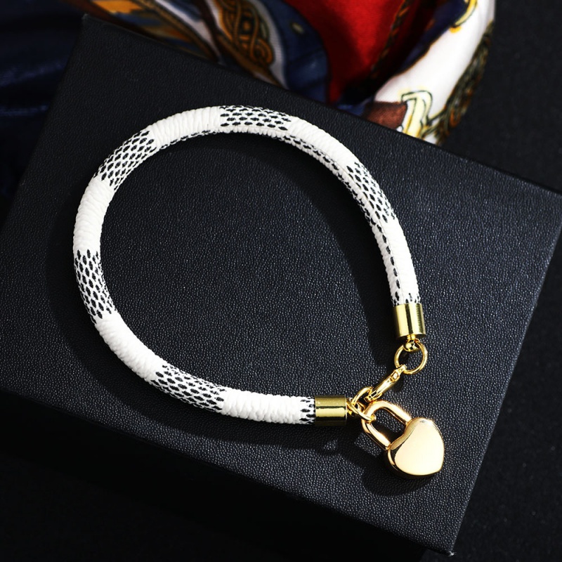 Gelang Kulit Dengan Liontin Gembok Hati Bahan Stainless Steel Untuk Wanita