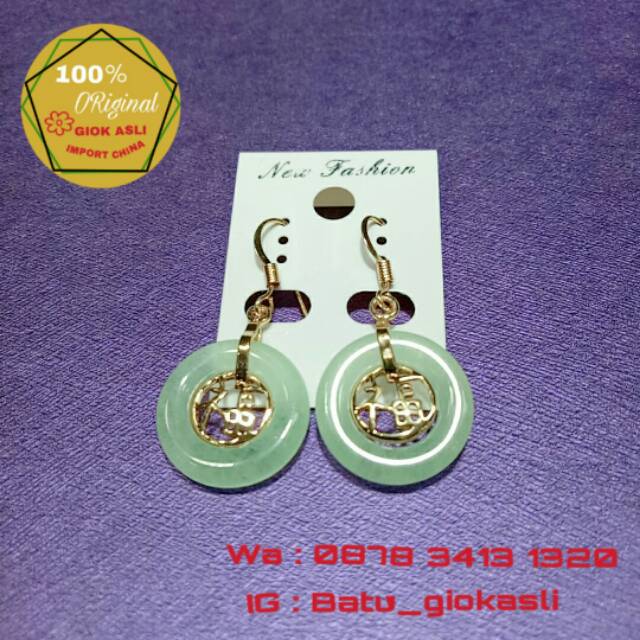 Anting batu giok