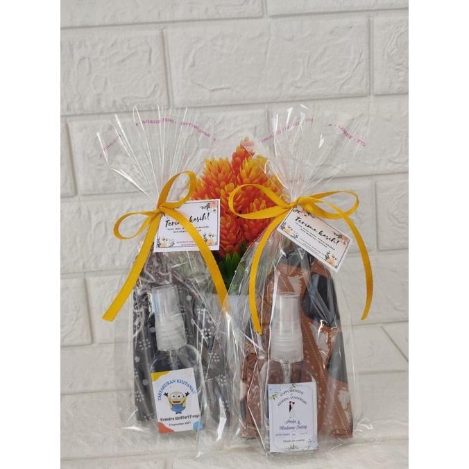 Souvenir Pernikahan Hand Sanitizer Spray 30 mL dan Masker Batik Kemas