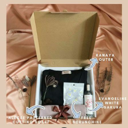 

Hampers / Giftbox / Kado Ulang Tahun Untuk Pacar - Black