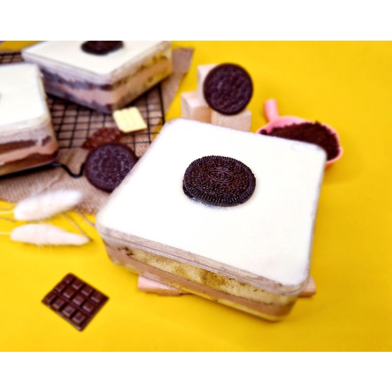 

Cookies & Cream Dessert Box