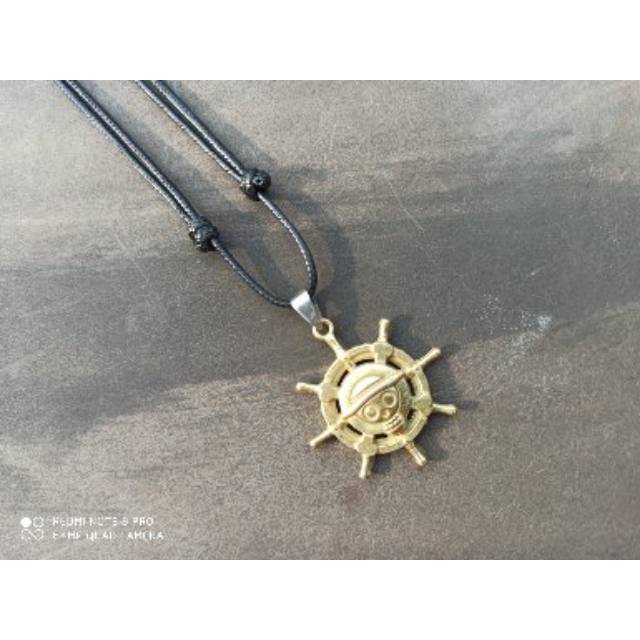 Kalung Tali Liontin ONE PIECE LUFFY KEMUDI TENGKORAK GAUL METAL IMPORT Fashion Pria Wanita