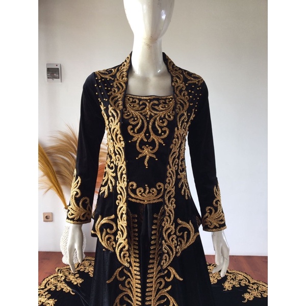 kebaya ekor bludru