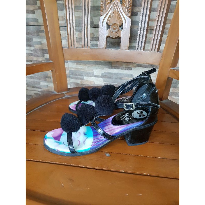 sepatu little things she needs