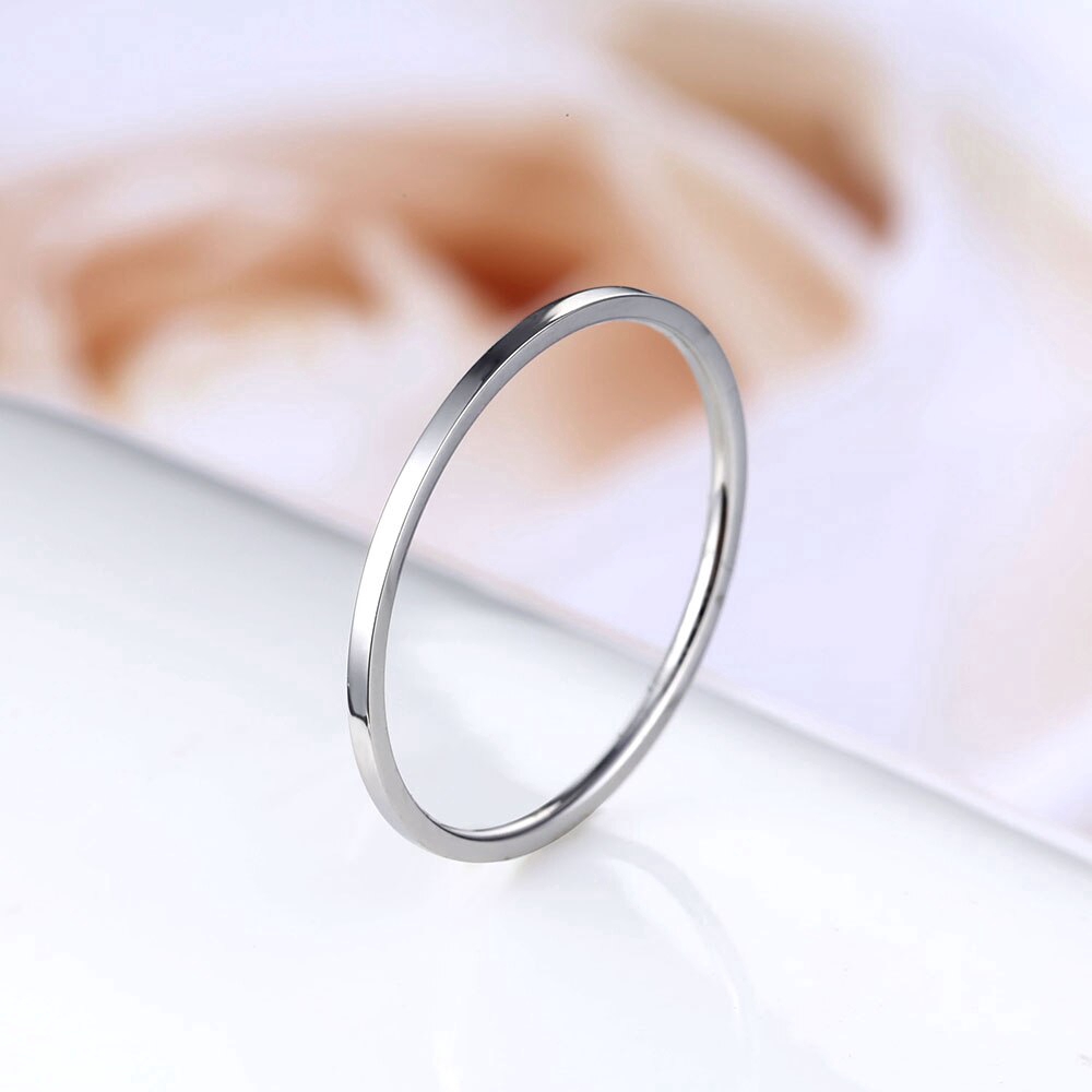 1pcs Cincin Bahan Titanium Steel Warna Rose Gold/Silver Ukuran 1mm Gaya Minimalis Anti Alergi Untuk Wanita