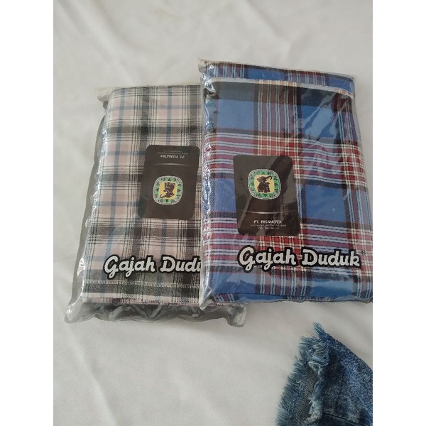 kain sarung gajah duduk