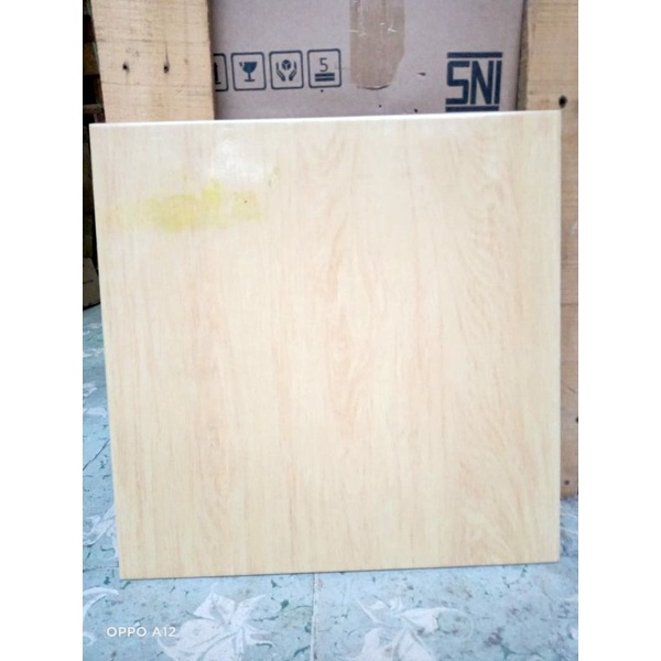 Keramik 40x40 kilat warna kayu