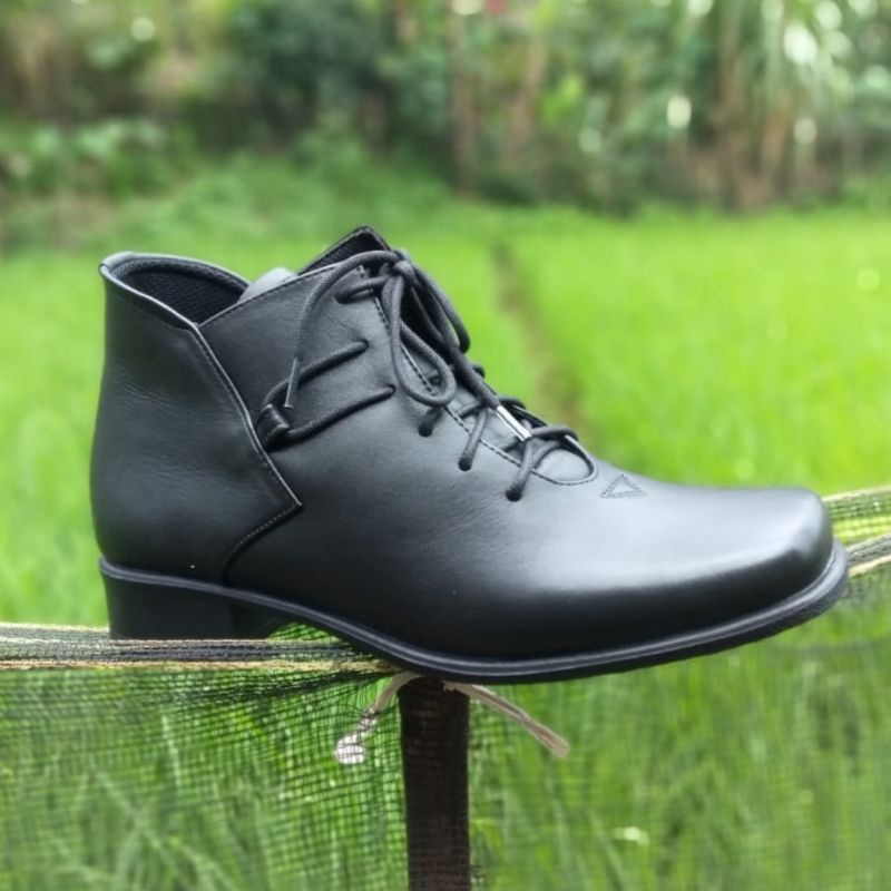 SEPATU PDH WANITA BAHAN KULIT SAPI ASLI MERK LIONIEX SEPATU PDH DINAS KANTOR TNI POLRI SECURITY SATPAM