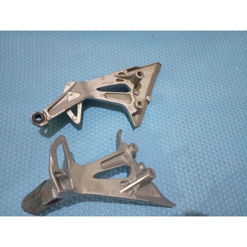 DUDUKAN FOOT STEEP BELAKANG HONDA REVO VIT F1 ORIGINAL KO7