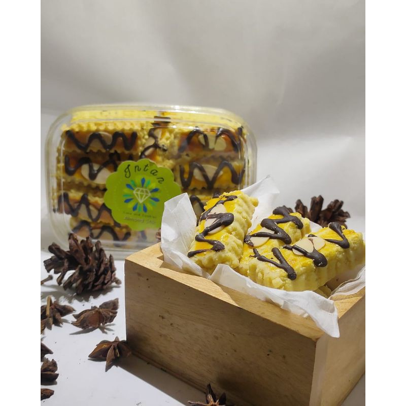 ALMOND STICK KUE LEBARAN