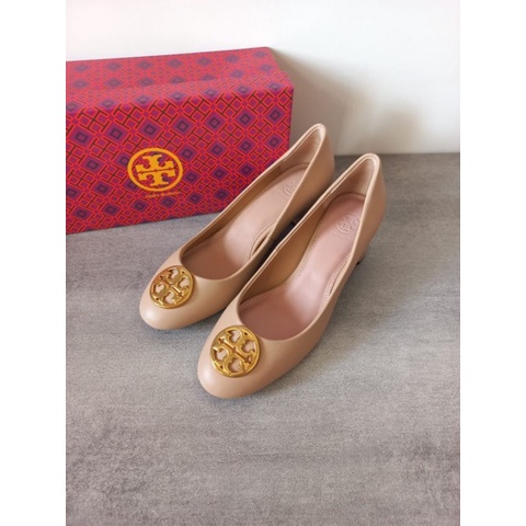 TORY BURCH CHELSEA PUMP SHOES - KHAKI
