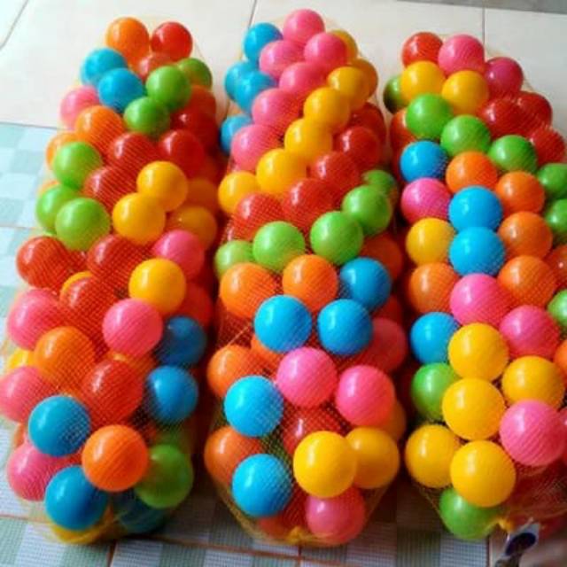 Bola plastik warna warni