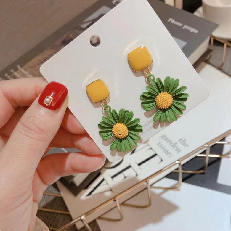 Anting Tusuk Bunga Daisy Untuk Wanita / Aksesoris Fashion Wanita Anting Bunga Daisy