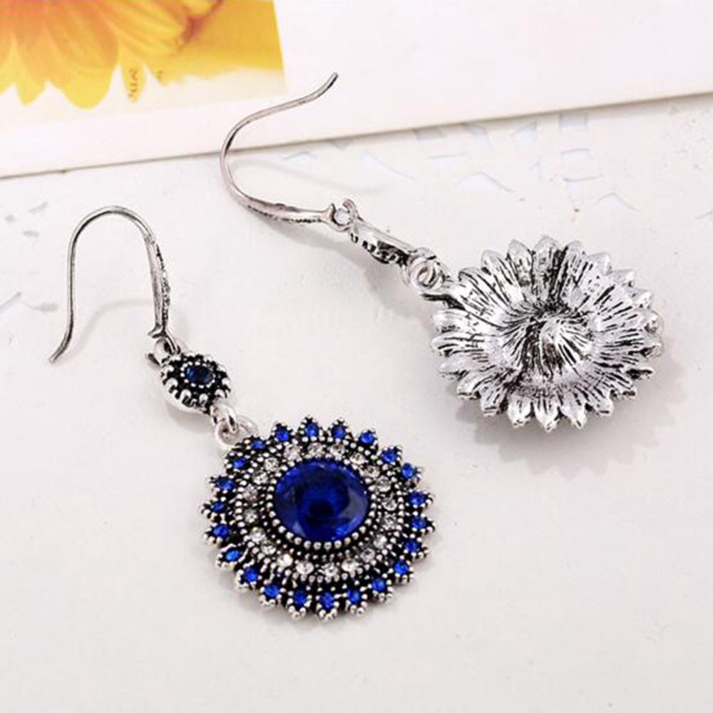 Anting Kait Gantung Bahan Resin Desain Bunga Hias Berlian Imitasi Warna Silver Gaya Antikretro Untuk Wanita